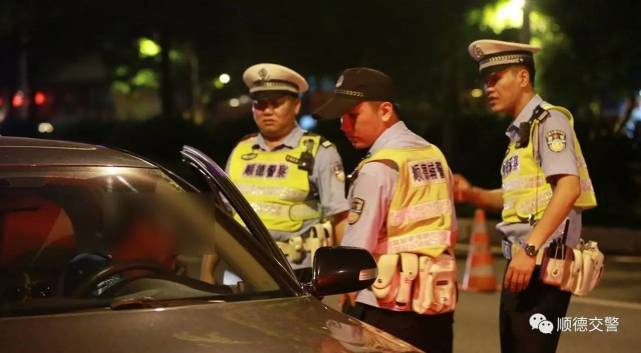 顺德女子20分钟没把车开出车位 老公出手被警