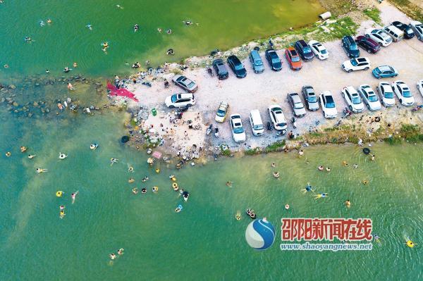 邵阳资江二桥附近天然泳池成市民避暑好去处