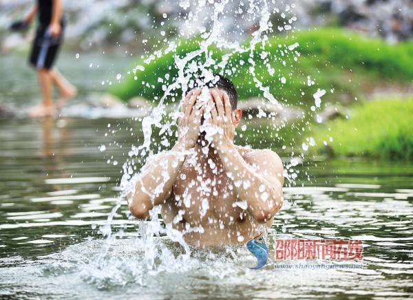 邵阳资江二桥附近天然泳池成市民避暑好去处