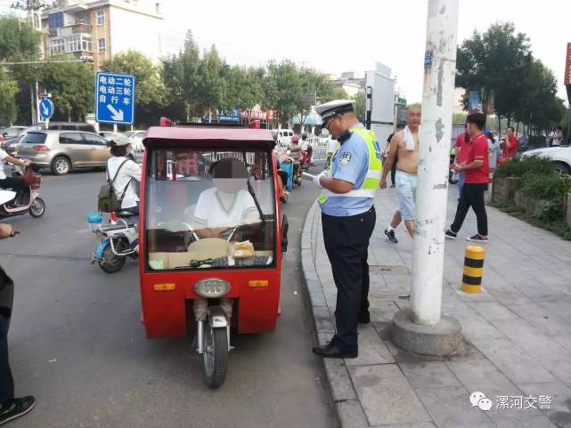 漯河女子骑车违反交通规则不听劝阻 殴打志愿