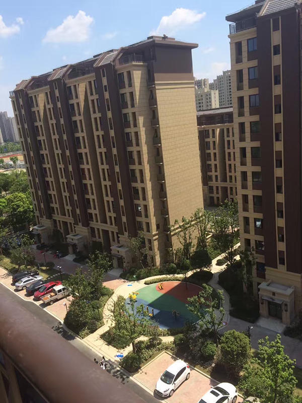 上海：某楼盘数百户业主办不了房产证 开发商解释说