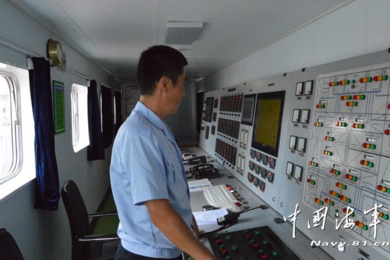 海上工厂：中国海军华船一号自航浮船坞
