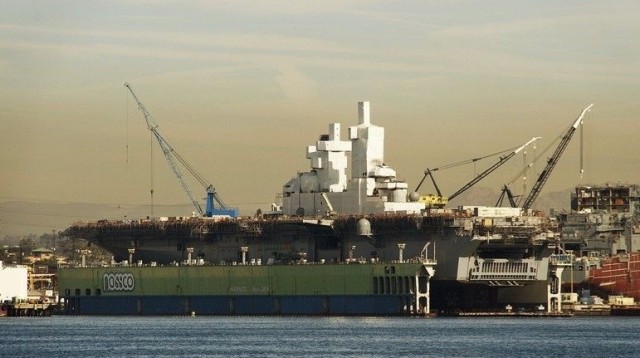 海上工厂：中国海军华船一号自航浮船坞