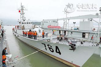 海上工厂：中国海军华船一号自航浮船坞