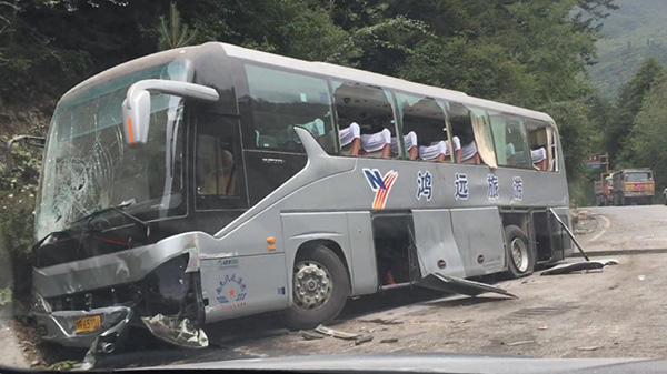 中国力量！九寨沟地震：救援官兵站成一排用身体掩护游客撤离（图） - 1