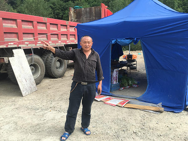 中国力量！九寨沟地震：救援官兵站成一排用身体掩护游客撤离（图） - 5