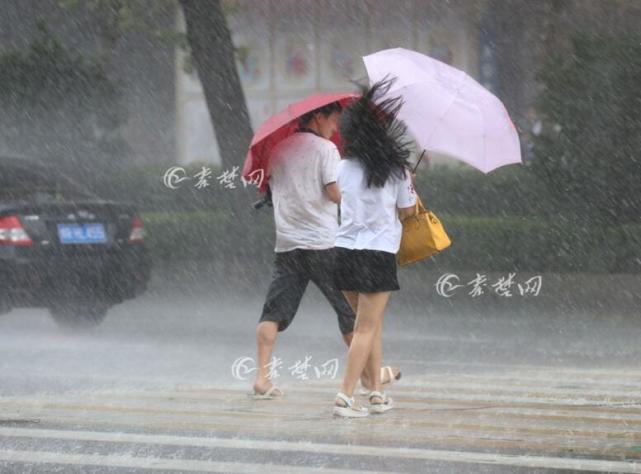 狂风暴雨突袭十堰 行人秒变"落汤鸡"