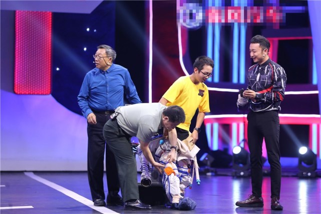 杨利伟为中学生穿航天服 撒贝宁模仿男星耍帅