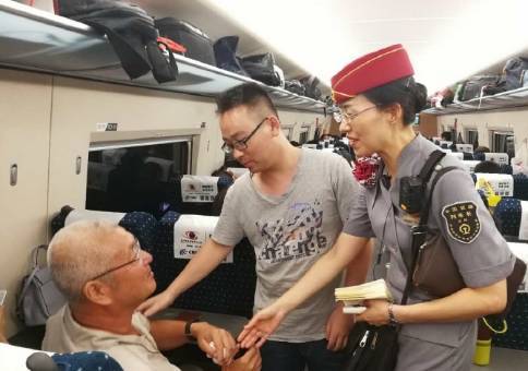 老人高铁上小动脉破裂流血不止 岳阳小伙这样