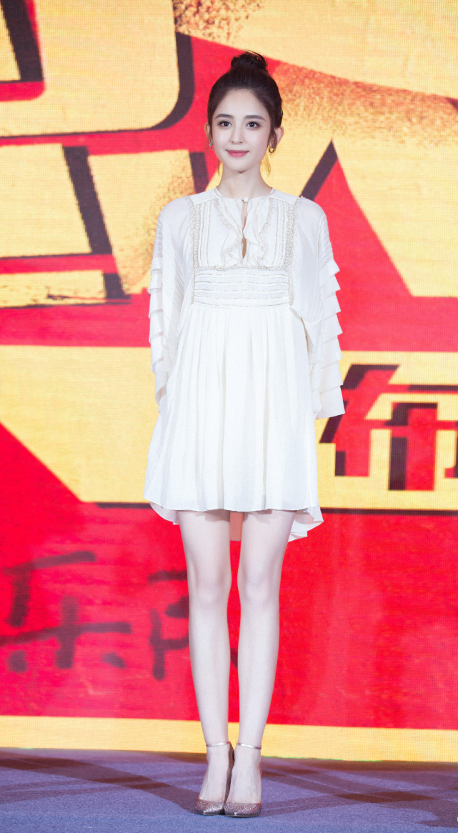 古力娜扎穿短裙秀美腿 美得像个洋娃娃