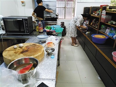 大四学生开“共享厨房”自带食材花10元即可用（图） - 1