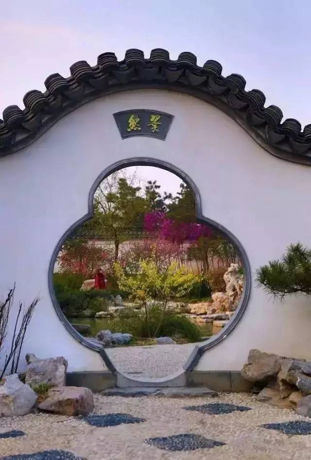 灰色瓦顶,建筑物上栗褐色门窗共同形成素净柔和,娴静淡雅的苏州园林