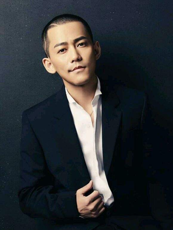 她自称富家小姐，被高层看中过半年奢华生活，如今沦落成酒吧小妹 - 2
