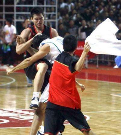 中国男篮最有血性的一次打架,巴西队被朱芳雨组合拳彻底打怕了!