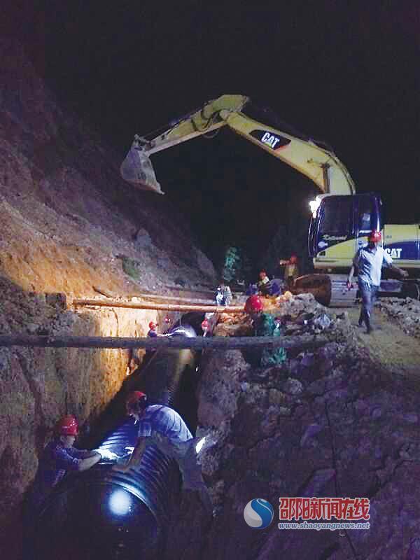 暴雨损坏水渠引发山体滑坡 邵阳绥宁洛口山人