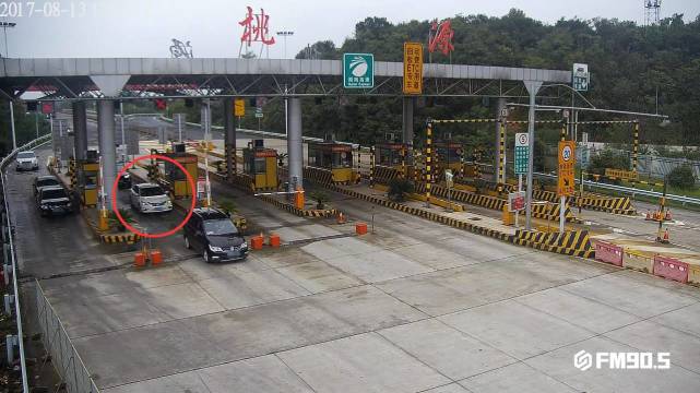 男子常德收费站打电话忘缴通行费遭扎胎 2千块