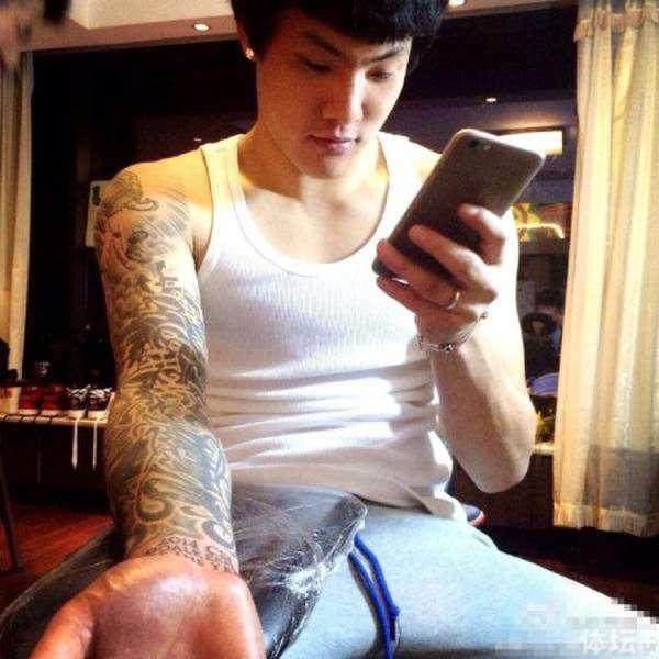 王大雷的文身数量与张琳芃不相上下,内容也全是正能量.