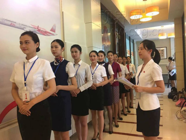 川航在重庆招聘客舱乘务员 近两千美女前来应