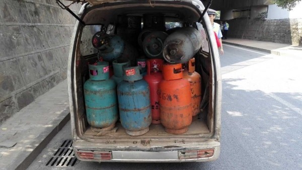 湘潭一面包车内20余个液化气罐 司机逃走时车
