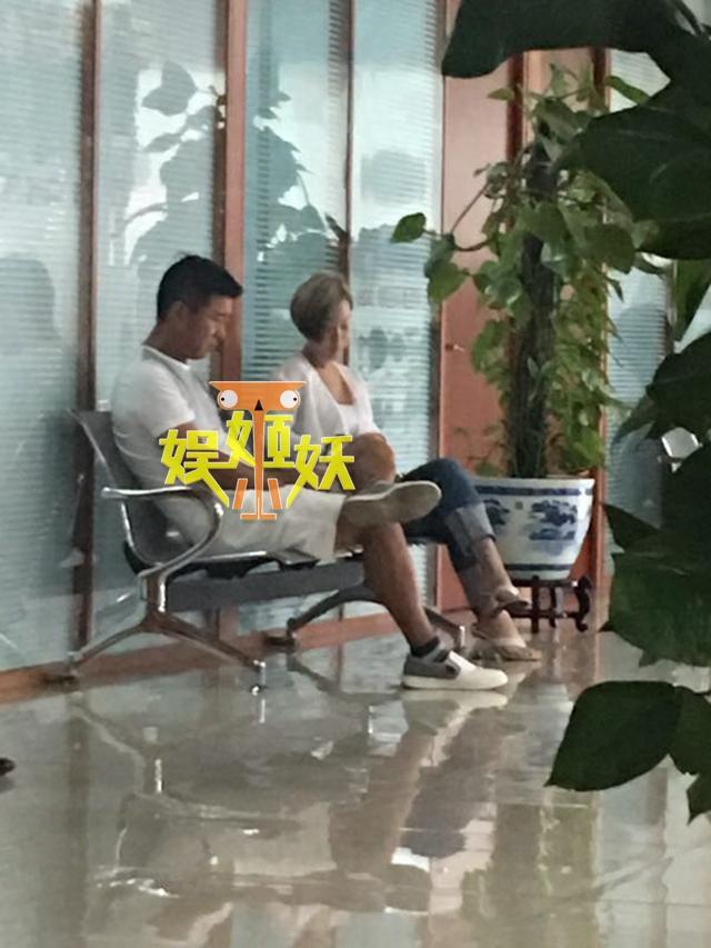 满文军第二段婚姻也画上句号？现身民政局疑办离婚 - 1