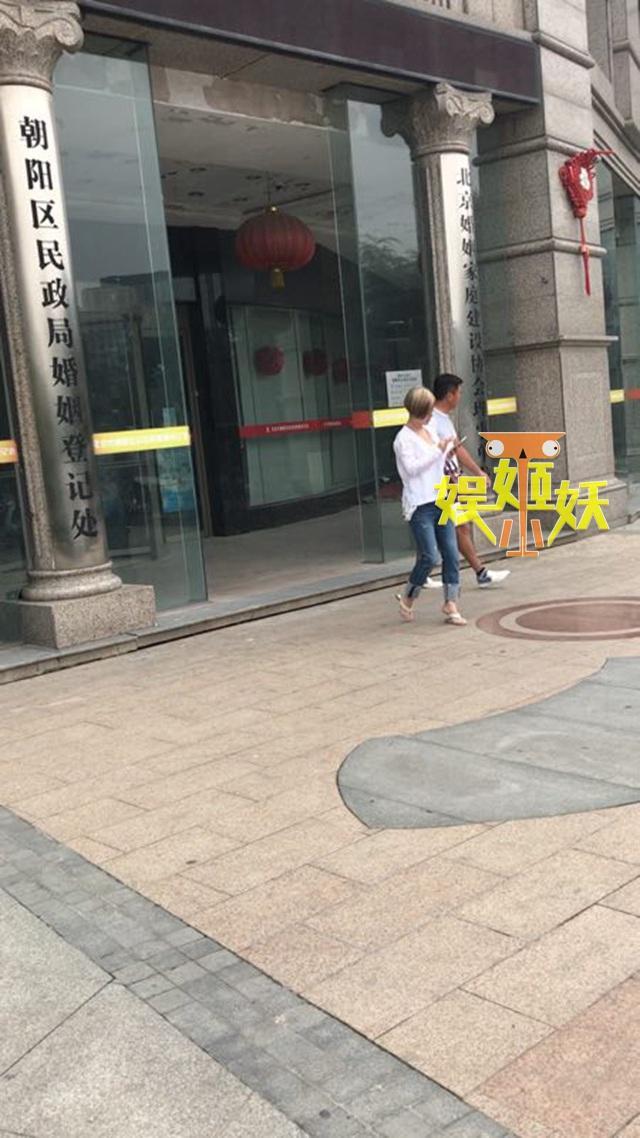 满文军第二段婚姻也画上句号？现身民政局疑办离婚 - 2