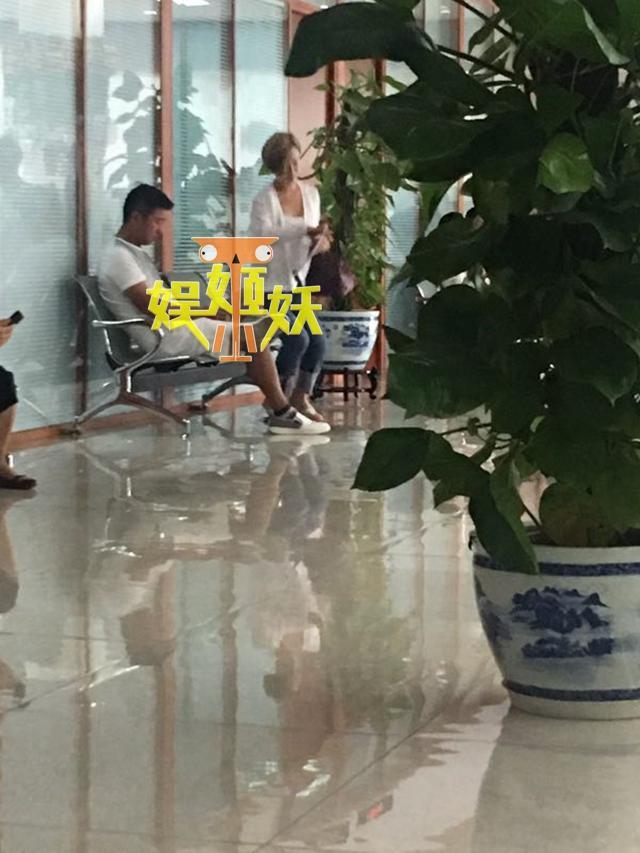 满文军第二段婚姻也画上句号？现身民政局疑办离婚 - 3
