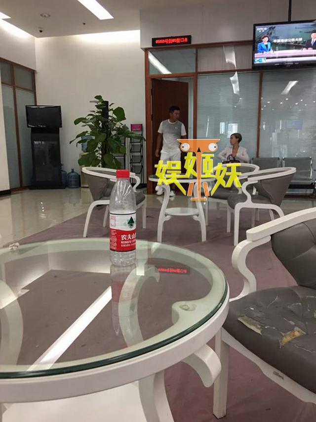 满文军第二段婚姻也画上句号？现身民政局疑办离婚 - 4
