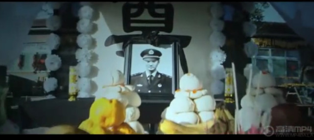 《战狼2》冷锋送烈士俞飞骨灰回家,一脚踹死作