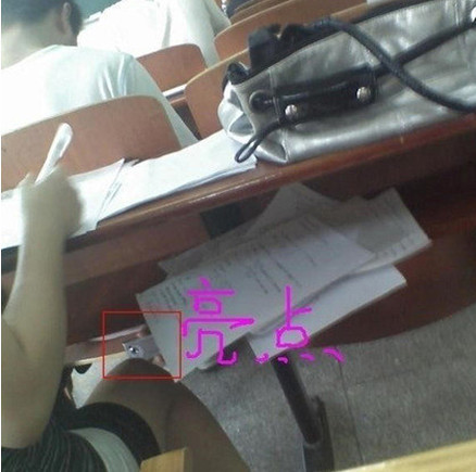 笑你妹:今年大学<em>女生裸胸</em>拍毕业照 - 鲜果网 鲜