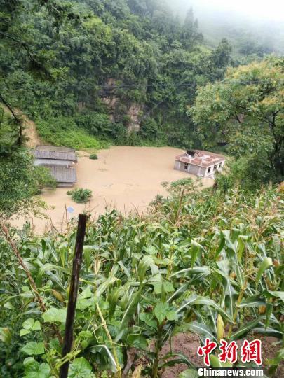 云南彝良山强降雨导致出现堰塞湖 紧急转移2000余人