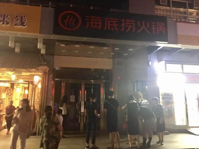 停业后的海底捞：仍有人登门 店方送底料优惠卡致歉