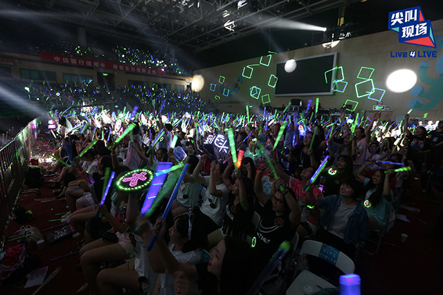 脑洞最大演唱会 大张伟深圳开躁!