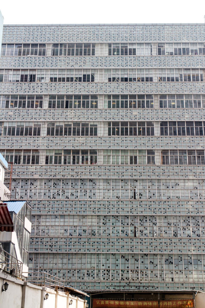  上海洞洞大楼 走红:大楼四面全是孔 走进才发现