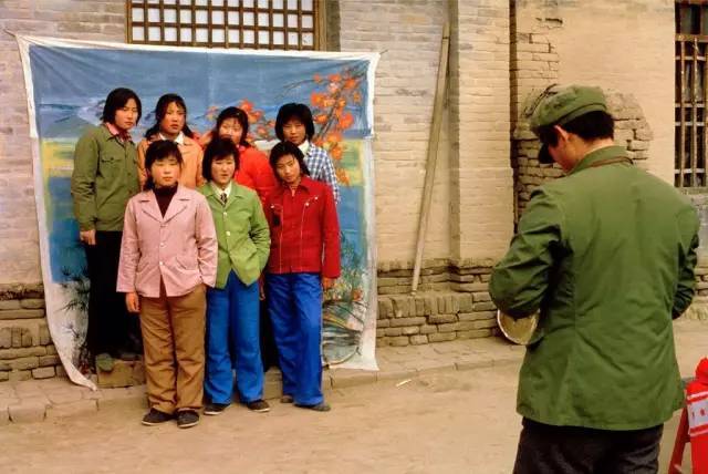 1980年代,东北农村,过年贴对联.本文精选了