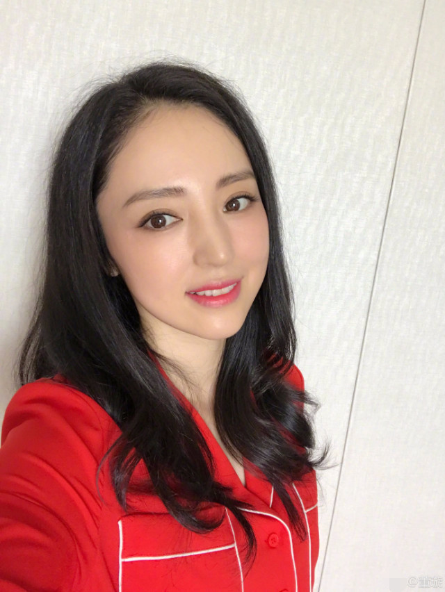 董璇晒自拍美照,雪花女神长发披肩依然肤白貌