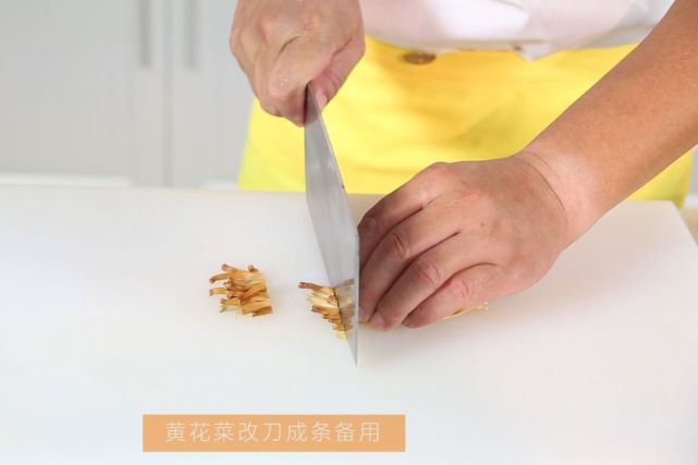 第1步 采用直刀法的方法将排骨改刀成3cm*2cm的块状