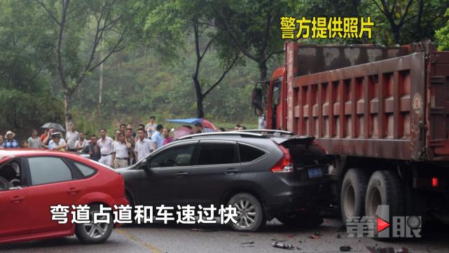 重庆发生三车相撞事故 小车路中旋转火花四射
