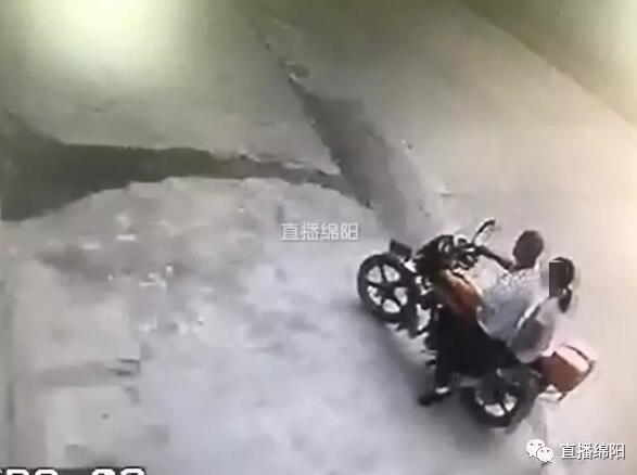 可恶!绵阳14岁情趣被一54岁男子诱骗强奸零食创意女孩图片