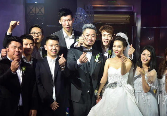 睢冉则在近日与妻子补办了婚礼. (来自:腾讯体育)