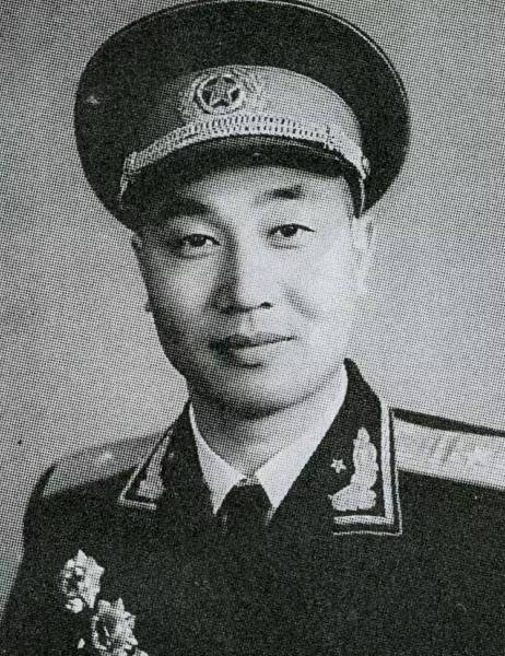 萍乡市莲花县人,曾任总政治部副主任等职,1955年9月被授予少将军衔