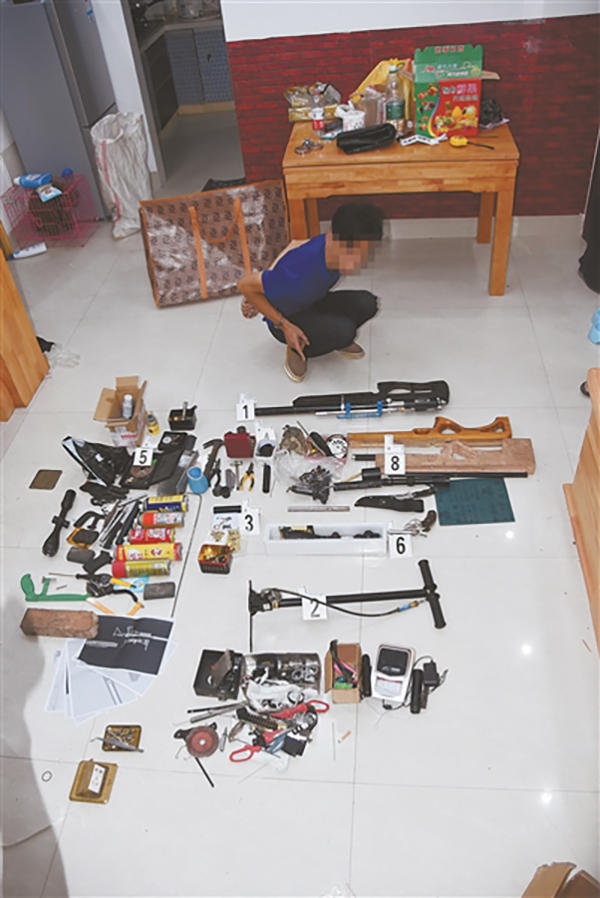 广西南宁两房产中介为抢客源当街斗殴 警方抓