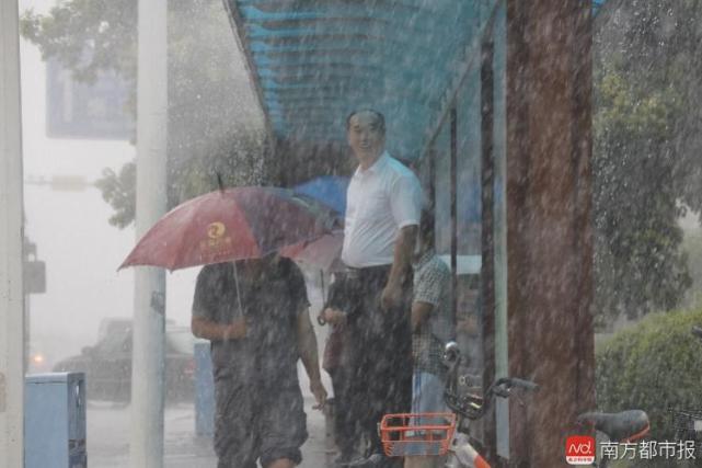 东莞发布暴雨红色预警 学校停课!上班族好囧