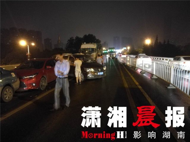 长沙银盆岭大桥发生8车追尾事故 凶手是路面