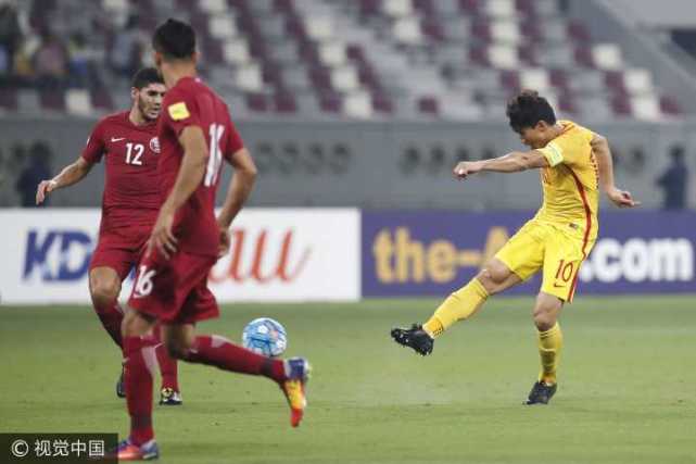 GIF-曾诚手抛球发动快攻 武磊吊射被门将化解