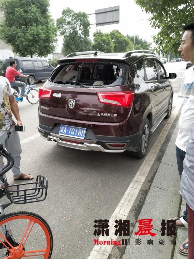 哭笑不得!长沙一小偷砸车窗不为钱财 只偷走这
