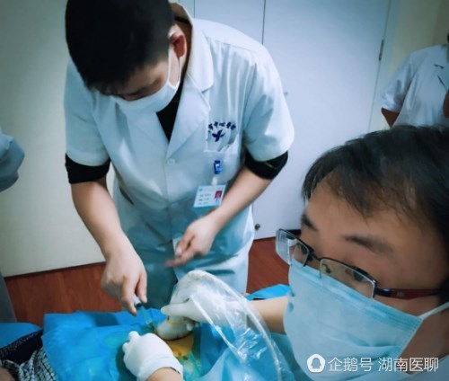 永州七旬老人腹痛发热病 医生从他腹腔里抽出