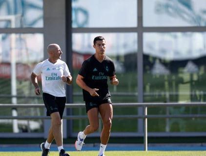 球迷赞C罗能力强像机器!总裁大喜摆机器人动