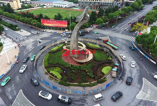 襄阳二汽转盘拆除 高峰期机动车经常发生摩擦