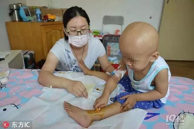 保定母亲为救2岁重病儿,跪街头扮狗学狗叫_大