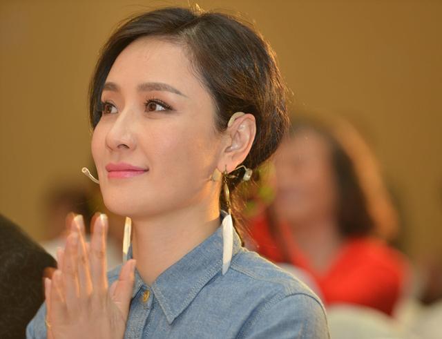 她是著名影星王学兵的前妻,四十岁近照风韵犹存性感有